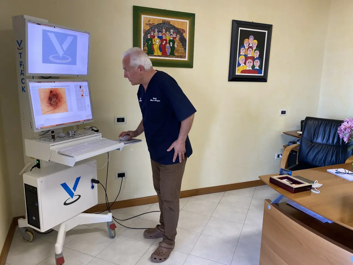 Murgia Severino al lavoro con strumentazione dermatologica nello studio
