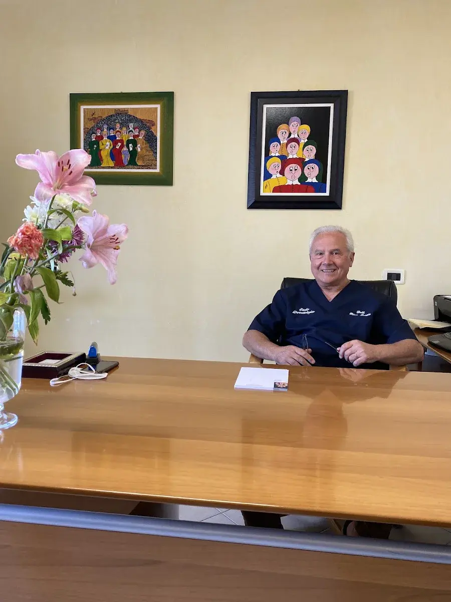 Murgia Severino, dermatologo, nello studio di Cagliari